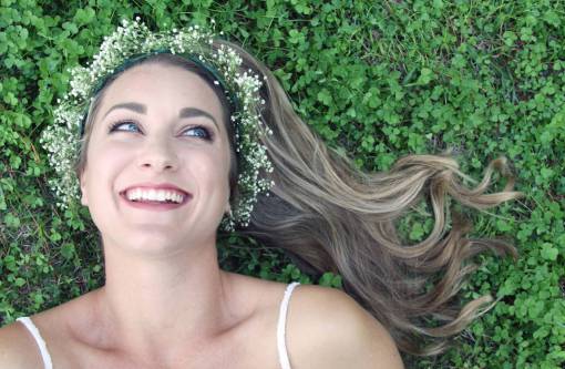 novia mujer cara hierba sonrisa hembra feliz naturaleza
