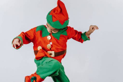 invierno Niño vestido de duende navideño
