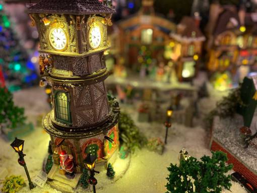 moda Maqueta de ciudad navideña con torre de reloj y Papá Noel