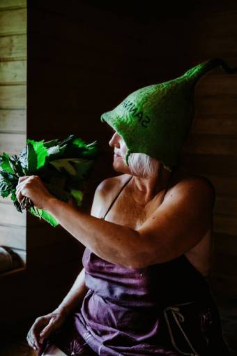invierno Anciana vestida de duende navideño
