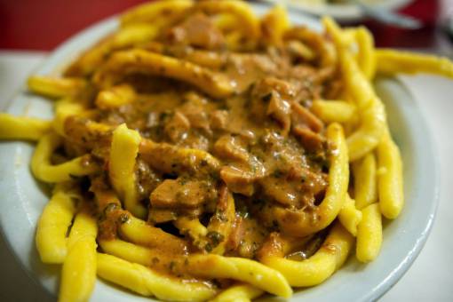 de cerca comida almuerzo comida de cerca Fusilli;fideos;Scarparo;plato de salsa gourmet