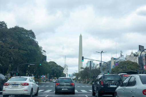 paisajes de argentina paisaje urbano al aire libre lugar famoso argentina;ciudades capitales;buenos aires;obelisco arquitectura tráfico de automóviles