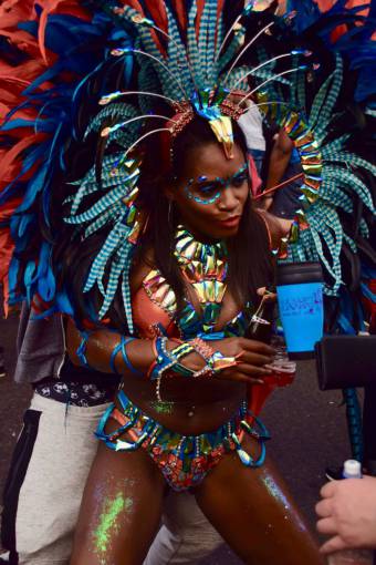brazo celebraciones de carnaval