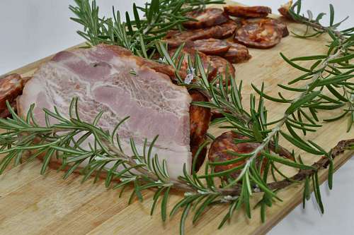 sausage pork loin sausage dinner plate branchlet decorative spice vegetable meal svinekoed  gren kvist poelse middag maltid koristeellinen vegetabilsk krydderi