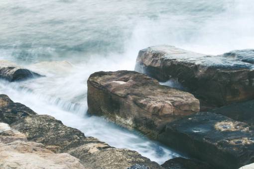 salpicadura océano rocas olas mar costa orilla naturaleza