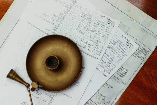 bronce papeles notas cartas mesa de madera bronce