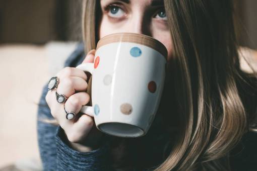 ojos azules mujer bebiendo café por la mañana beber comida té