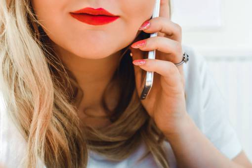 lapiz labial mujer sosteniendo dispositivo móvil tecnología telefónica lápiz labial rojo