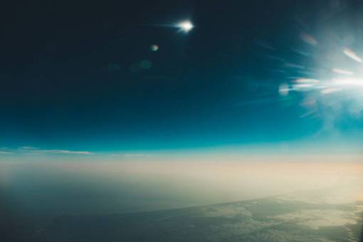 vista aerea avión volando cielo vista aérea nubes oscuro