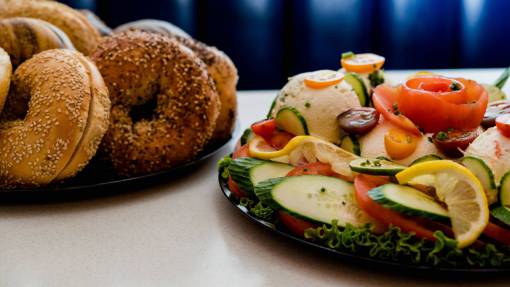 pesado bagel desayuno comida salmón plato surtido pan