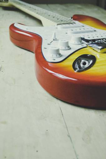 guia Instrumento musical de cuerdas de guitarra eléctrica marrón brillante