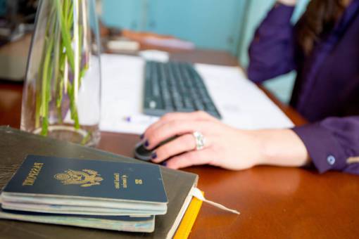 internet mano ratón computadora trabajo tecnología mujer en línea