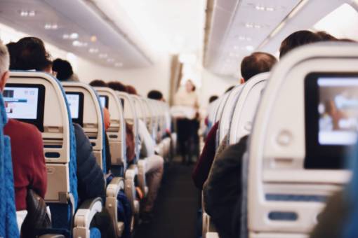 avion avión interior aerolínea personas sentadas cabina de pasajeros