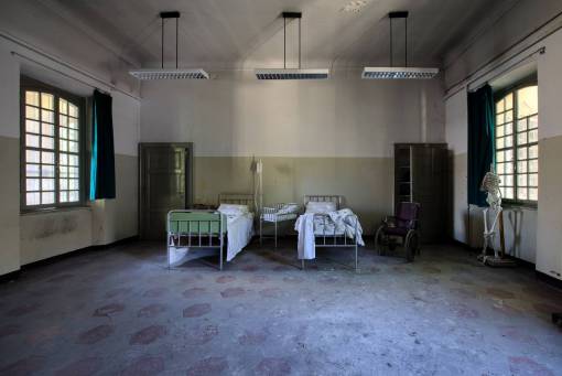 silla interior dentro de la habitación del hospital cama silla de ruedas