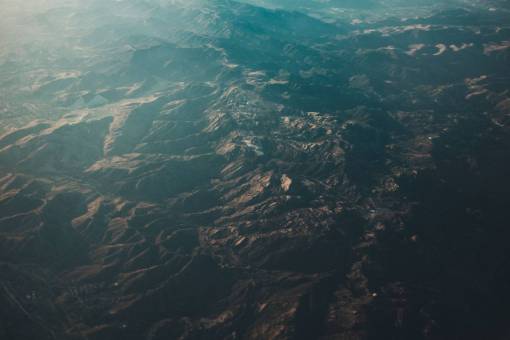 vista aerea montañas picos vista aérea paisaje naturaleza