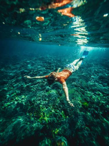 profundo océano snorkel viajes snorkel mujer aletas mar