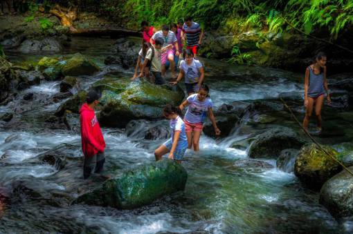 gente chicas chicos amigos aventura al aire libre frío