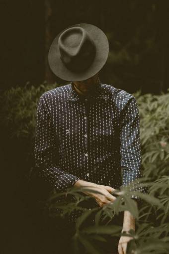 espalda gente chico hombre naturaleza al aire libre moda sombrero