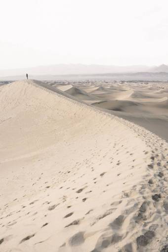 huellas gente hombre solo viaje aventura desierto huellas