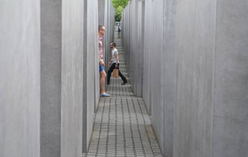 memoria personas viajan hito laberinto de hormigón turistas persona