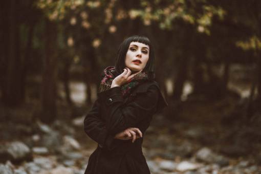 abrigo gente mujer vestido negro abrigo modelo de moda