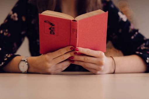 reloj gente mujer niña leyendo libro mano reloj