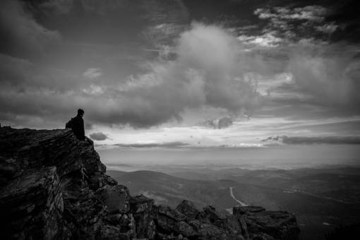 acantilado rocas colina acantilado paisaje pico cresta en blanco y negro
