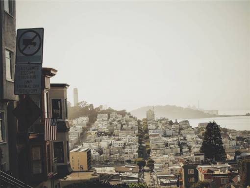 San Francisco alberga calles de la ciudad urbana bandera americana EE.