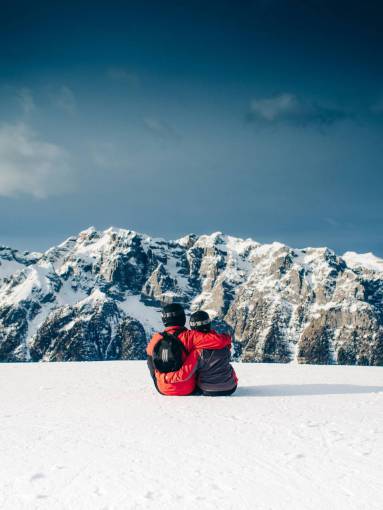 esquiar snowboard pareja amor romance abrazando nieve