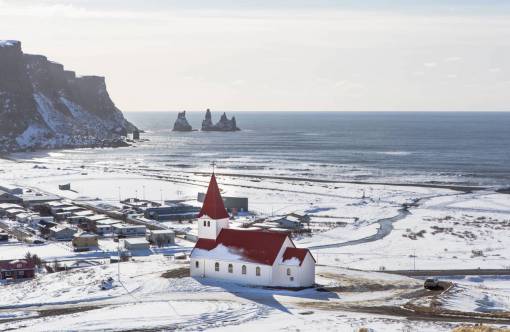 acantilado nieve invierno estructura del edificio de la iglesia agua de mar