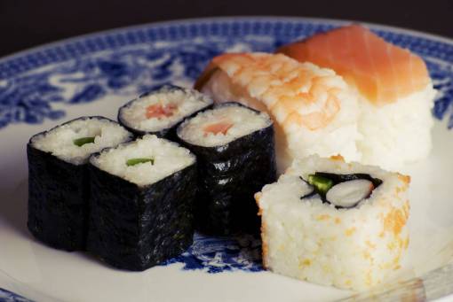 pesado sushi maki rolls arroz pescado salmón camarones