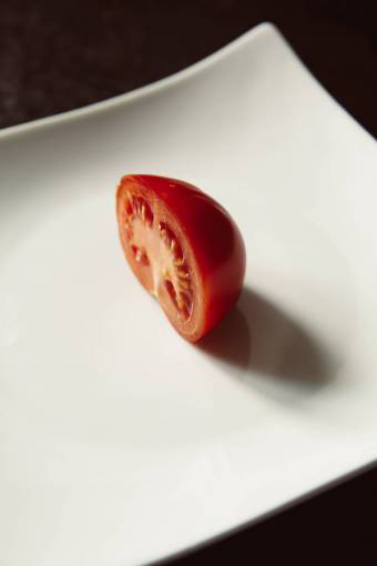 frutas plato blanco tomate rojo comida vegetal fruta