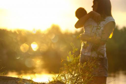 padre mujer niño puesta de sol bokeh padres familia niña