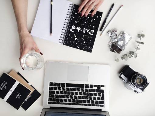 escritorio mujer lista computadora cámara fotógrafo tecnología uñas