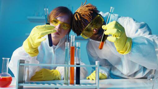 ciencia Bioquímicos sosteniendo tubos de ensayo en un laboratorio.