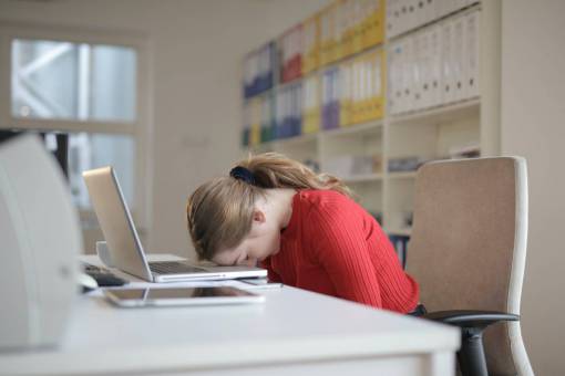 escritorio Mujer durmiendo en su escritorio mientras trabaja