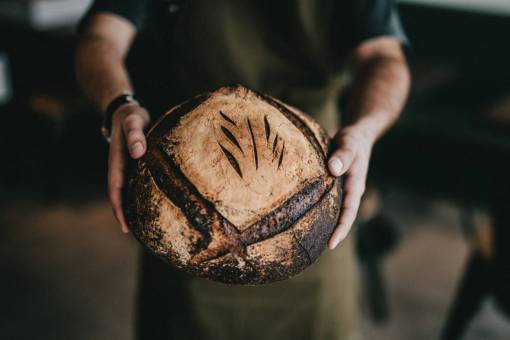 pan de primer plano adulto;panadería;hombre mano humana hombres hombres trabajadores