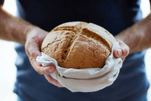 sostener mano humana pan comida hombres frescura primer plano panadero; pan