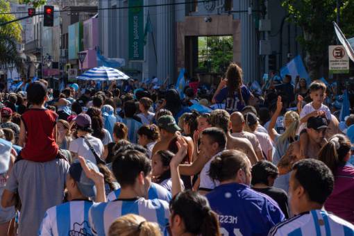 conceptos BUENOS AIRES, ARGENTINA - 18 DE DICIEMBRE: Los fanáticos argentinos se reúnen para celebrar la victoria de su equipo en el partido final de la Copa Mundial de la FIFA Qatar 2022 entre Argentina y Francia el 18 de diciembre de 2022 en Buenos Aires, Argentina.
