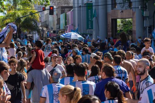conceptos BUENOS AIRES, ARGENTINA - 18 DE DICIEMBRE: Los fanáticos argentinos se reúnen para celebrar la victoria de su equipo en el partido final de la Copa Mundial de la FIFA Qatar 2022 entre Argentina y Francia el 18 de diciembre de 2022 en Buenos Aires, Argentina.
