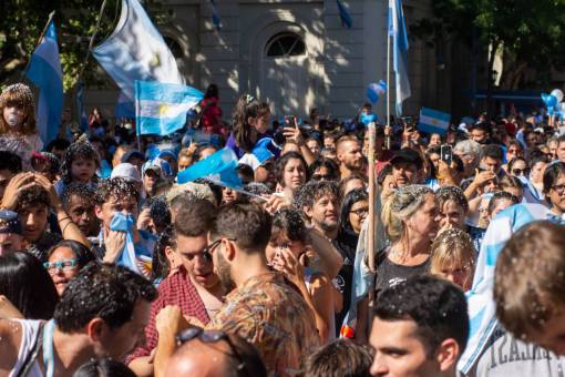 conceptos BUENOS AIRES, ARGENTINA - 18 DE DICIEMBRE: Los fanáticos argentinos se reúnen para celebrar la victoria de su equipo en el partido final de la Copa Mundial de la FIFA Qatar 2022 entre Argentina y Francia el 18 de diciembre de 2022 en Buenos Aires, Argentina.