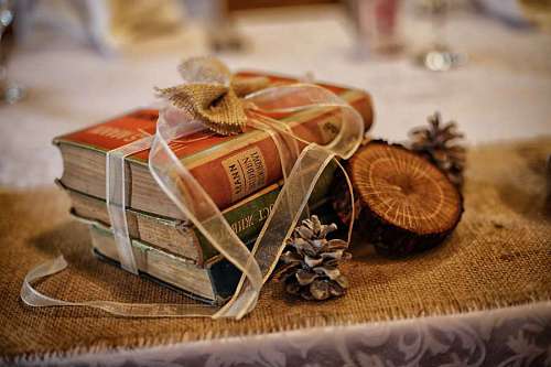 naturaleza muerta libros regalos romántico bodegón madera