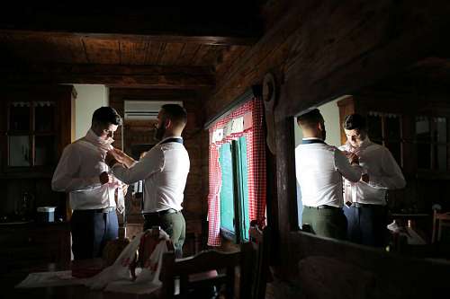 hombre de negocios, amigos, ropa, esmoquin, corbata, traje