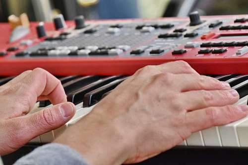synthesizer instrument professional synthesizer musician equipment device play klavir sintisajzer glazba ruka kb 