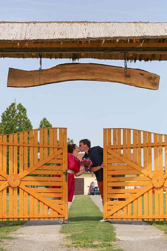wife kiss  wife  husband  villager  gate  village 