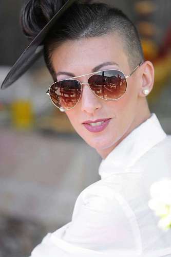 lapiz labial gafas de sol lápiz labial mujer labios mujer de negocios retrato peinado joven atractivo persona levres femme lunettes tocado jeune soleil rouge mode