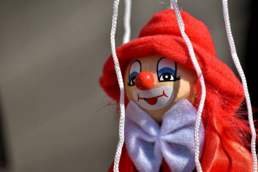 http Muñeco de payaso con gorro rojo