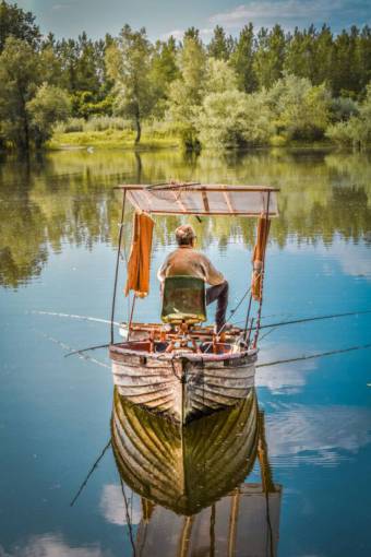 gear-mechanism fishing gear  fishing rod  old man  fishing 
