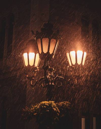 tiempo Farol iluminado en la noche con lluvia