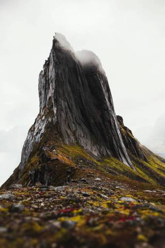montanas La caminata por la montaña Segla es una caminata a una de las montañas más emblemáticas de Noruega.